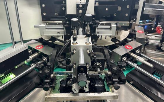 آلة طباعة أنابيب ناعمة أوتوماتيكية بالأشعة فوق البنفسجية بأربعة ألوان 80 قطعة/دقيقة