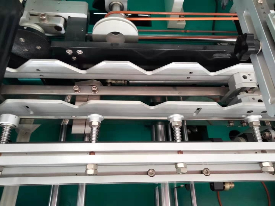 طابعة زجاجات UV مدفوعة بالسيرو آلة طباعة الشاشة متعددة الألوان مع وضع علامات الطابع الساخن